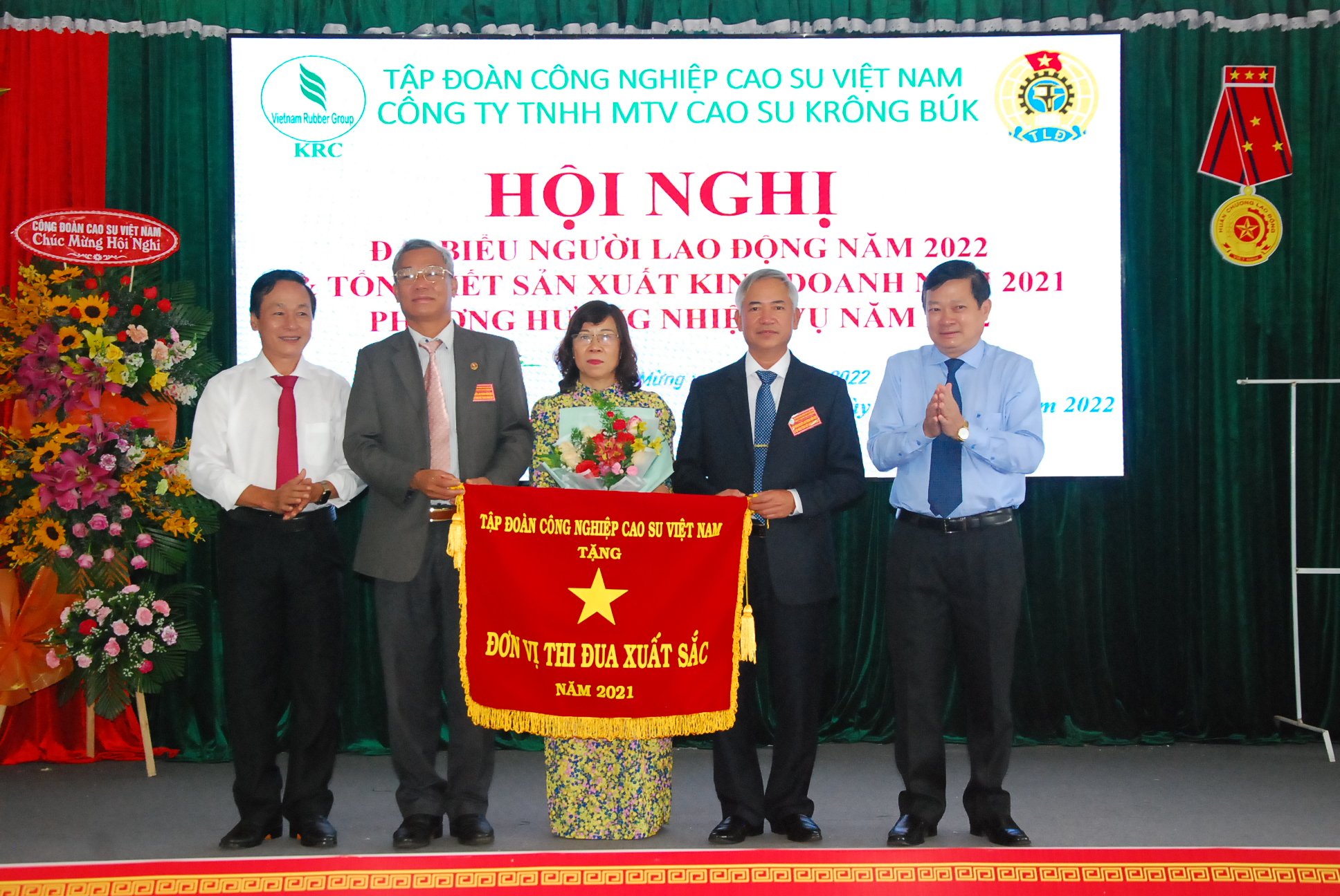 Ông Huỳnh Văn Bảo TV HĐQT VRG và ông Trần Thanh Phụng TV HĐQT PTGĐ VRG tặng cờ thi đua cho Công ty hoàn thành xuất sắc nhiệm vụ SXKD năm 2021    
